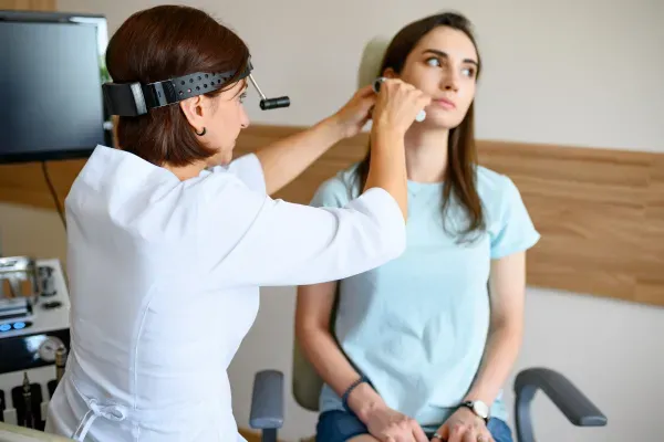 Orta kulakta sıvı birikmesi neden olur?